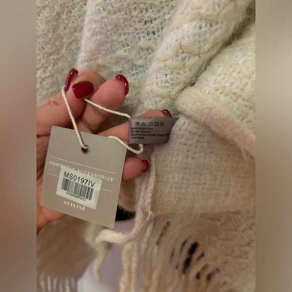 Beige Poncho Sweater One Size Fits All NWT - Picture 3 of 7